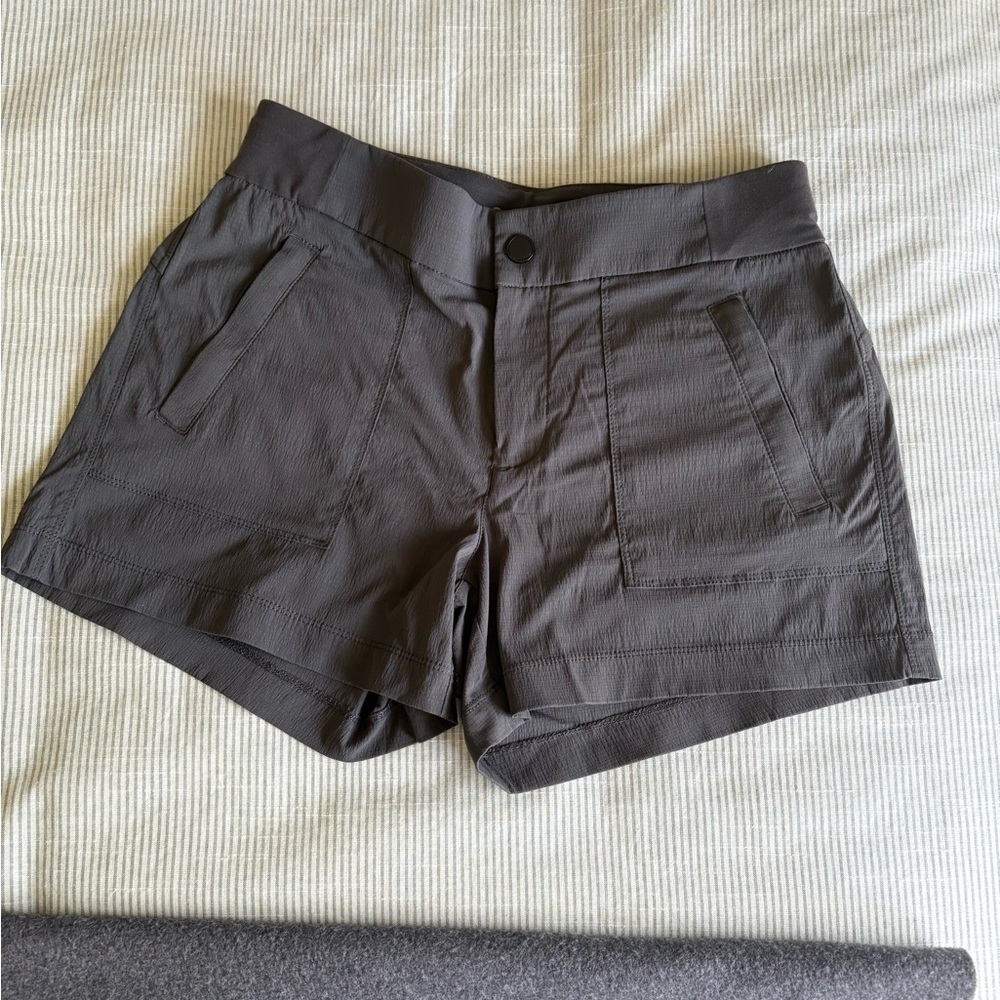 Like new, Athleta Women's Trekke North Cargo Shorts